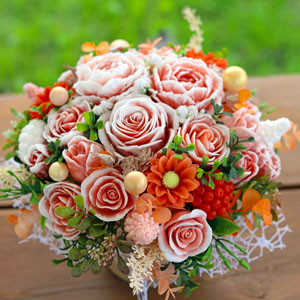 Ziepju pušķis no sarkanām rozēm, tulpēm, krizantēmām