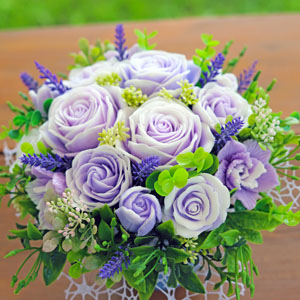 Violetu rožu ziepju ziedu pušķis