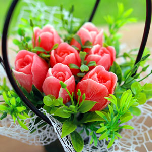 Sarkanu tulpju pušķis no ziepēm