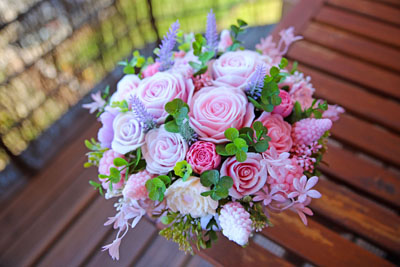 Rozā-violets ziepju ziedu pušķis no rozēm