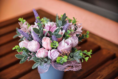 Rozā ziepju ziedu pušķis ar tulpēm, peonijām un krokusiem