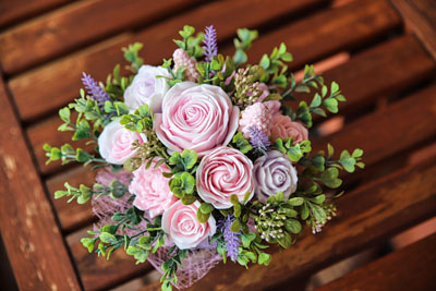 Rozā-violets ziepju ziedu pušķis ar rozēm