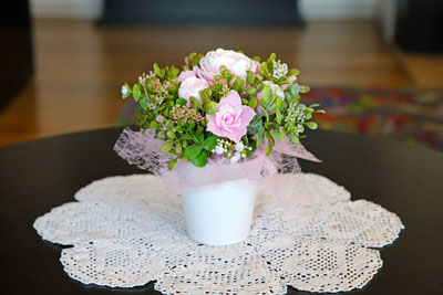 Rozā ziepju ziedu pušķis no rozēm, peonijām un vijolītēm