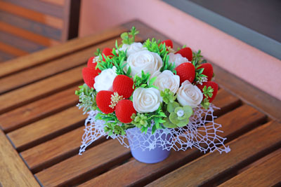 Sarkan-balts ziepju ziedu pušķis no rozēm un zemenēm