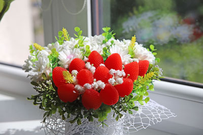 Sarkan-balts ziepju ziedu pušķis no margarietiņām un zemenēm