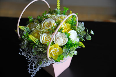 Dzeltens ziepju ziedu pušķis no rozēm un vijolītēm