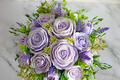 Violets ziepju ziedu pušķis no rozēm, tulpēm un vijolītēm