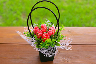 Sarkans ziepju ziedu pušķis no tulpēm