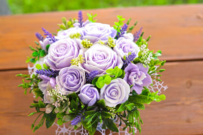 Violets ziepju ziedu pušķis no rozēm, tulpēm un vijolītēm