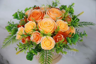 Ziepju ziedu pušķis no oranžām rozēm, tulpēm un vijolītēm