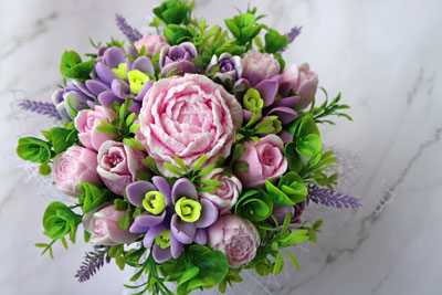 Rozā un ceriņkrāsas ziepju ziedu pušķis no peonijām, krokosiem un tulpēm