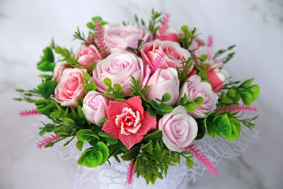 Rozā pušķis no rozēm, tulpēm un vijolītiem