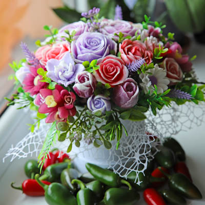 Pušķis no rozēm, tulpēm, krokosiem, margrietiņām un vijolītēm