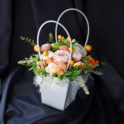 Ziepju ziedu pušķis no rozā peonijām, rozēm, tulpēm un pīlādža