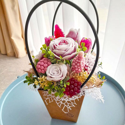 Rozā rožu un tulpju ziepju ziedu pušķis