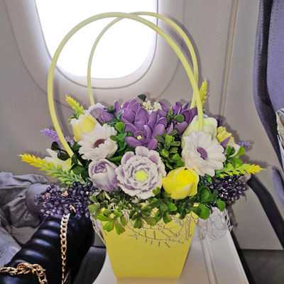 Violeti-dzeltens ziepju ziedu pušķis ar krokusiem, tulpēm un margrietiņām