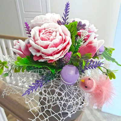 Rozā peoniju un tulpju ziedu ziedu pušķis ar makarūniem