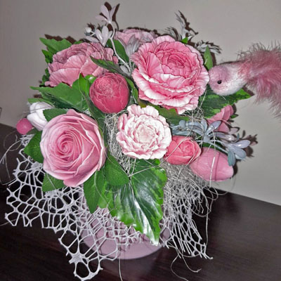 Rozā ziepju ziedu pušķis ar rozēm, peonijām un tulpēm