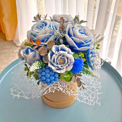 Zils ziepju ziedu pušķis ar rozēm, tulpēm un ģeorģīnēm