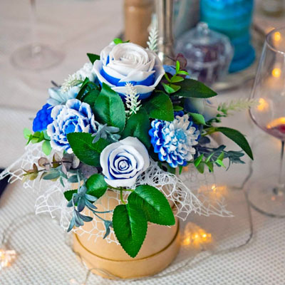 Zils ziepju ziedu pušķis ar rozēm un ģeorģīnēm