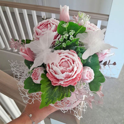 Rozā ziepju ziedu pušķis ar peonijām un tulpēm