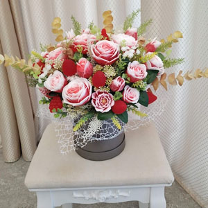 Sarkanu rožu, tulpju un zemeņu ziepju ziedu pušķis