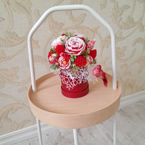 Sarkanu rožu ziepju ziedu pušķis